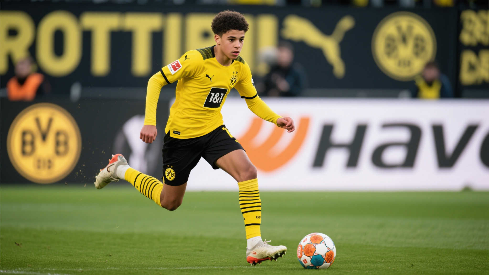 出生于2003年的安德烈·吉滕斯是一名优秀的前锋，